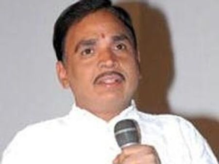 బీజేపీలో చేరిన సినీ గేయరచయిత జొన్నవిత్తుల