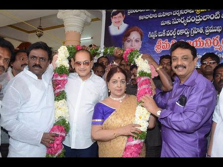 అభిమానుల సమక్షంలో నటి విజయ నిర్మల పుట్టినరోజు వేడుకలు