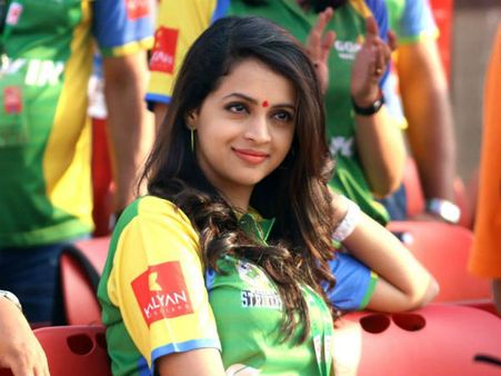 డేటింగ్ నిజమే అని ఒప్పుకున్న హీరోయిన్, ఆ నిర్మాతేనా?