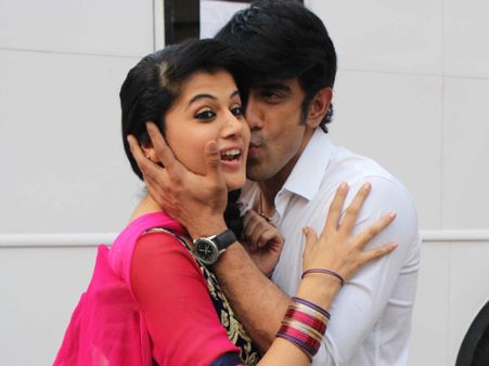 షాకింగ్: తాప్సీకి పబ్లిక్‌గా కో-స్టార్ ముద్దులు (ఫోటోలు)