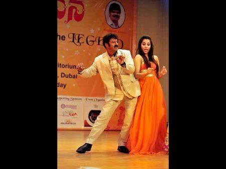 ‘జబర్దస్త్’ యాంకర్‌ను ఆటపట్టించిన బాలకృష్ణ (ఫోటోలు)