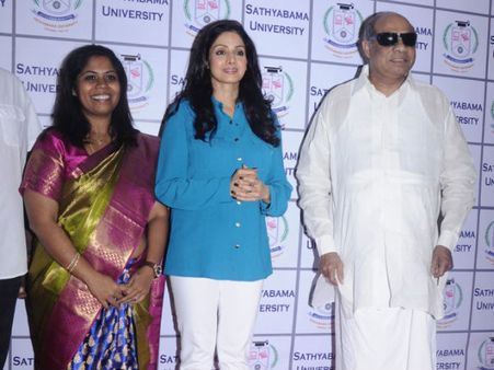 యూనివర్శిటీ కార్యక్రమంలో శ్రీదేవి సందడి (ఫోటోలు)