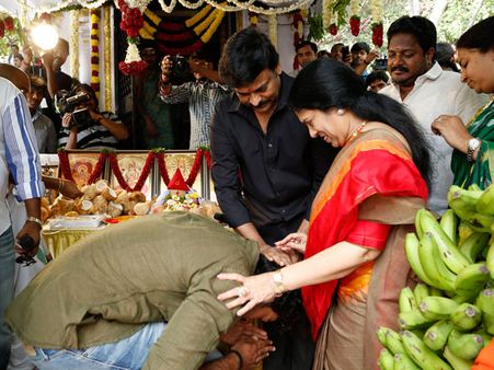 చిరు కాళ్లపై వరుణ్, మెగా ఫ్యామిలీ కనువిందు (ఫోటోలు)