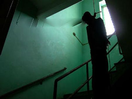 సెన్సార్ ఆఫీసులో నిర్మాత ఆత్మహత్యాయత్నం