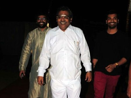 లోక్‌సత్తా పార్టీలో చేరిన సినీ గేయ రచయిత సిరివెన్నెల