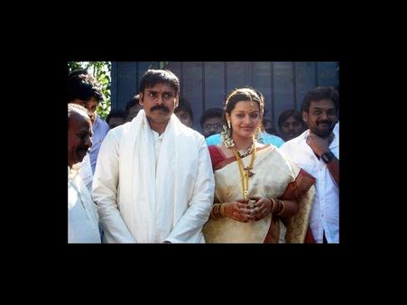 చిరు వల్లే...రేణుతో పవన్ బలవంతపు పెళ్లి?(ఫోటో ఫీచర్)