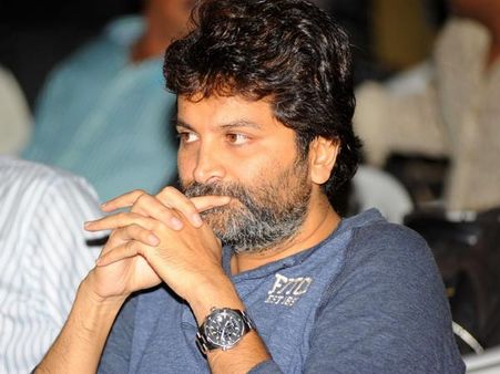 పవర్ పార్టీ, హీరోయిన్ ఎఫైర్: మధ్యలో నలిగిపోతున్న త్రివిక్రమ్!