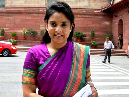 ఆయనే నా పొలిటికల్ గురు: ఫ్యాన్స్‌కు హీరోయిన్ క్షమాపణ!