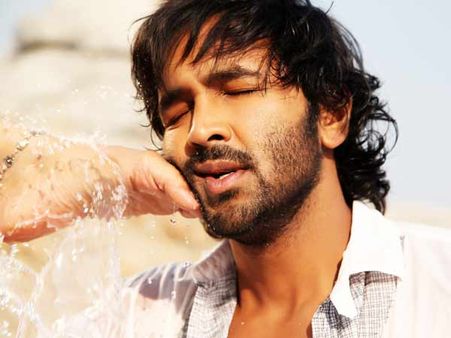 మంచు విష్ణును కాలుతో తన్నిన హీరోయిన్ (ఫోటోలు)