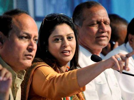 రొమాంటిక్ ట్రాక్ టు పొలిటికల్ ట్రాక్: చిరుతో ఆమె!(ఫోటో ఫీచర్)