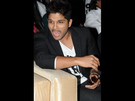 హాట్ టాపిక్ :స్టేజీపై అల్లు అర్జున్ 