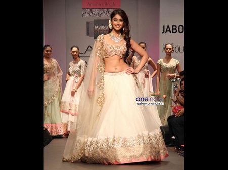 హాట్ అండ్ సెక్సీగా ఇరగదీసిన ఇలియానా (ఫోటోలు)