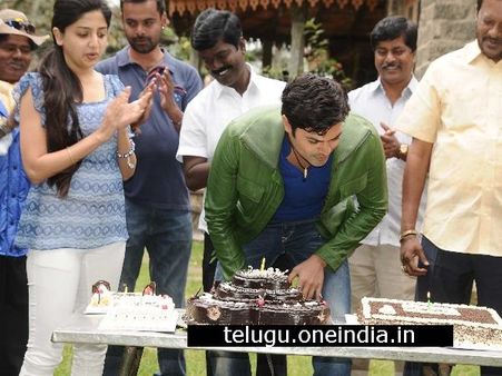 బర్త్ డే వేడుకలో పూనమ్ కౌర్ సందడి (ఫోటోలు)