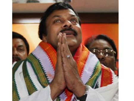 మెగా ఫ్యాన్స్ చీలిక: పోవచ్చంటూ చిరు వ్యాఖ్య!