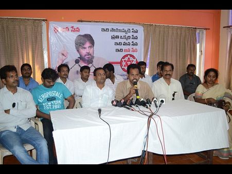 ‘జన సేన’ సభ ఏర్పాట్లలో ఫ్యాన్స్ బిజీ (ఫోటోలు)