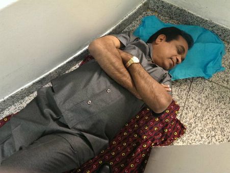 బ్రహ్మానందం ఫోటో తీసి సమంత అల్లరి(ఫోటో)