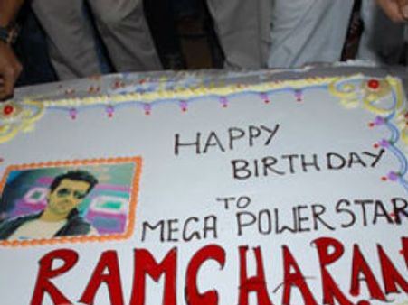 చిరంజీవికే మా మద్దతు: చరణ్ బర్త్ డే వేడుకలో ఫ్యాన్స్!