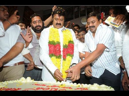 ‘లెజెండ్’ థియేటర్ వద్ద బాలయ్య హల్‌చల్ (ఫోటోలు)