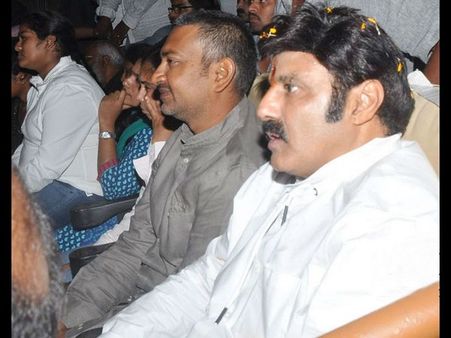 గడ్డం తీసిన రాజమౌళి, బాలయ్యతో...@ లెజెండ్ షో