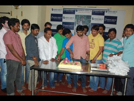 చారిటీ: మారుతి సమక్షంలో చరణ్ బర్త్ డే (ఫోటోలు)