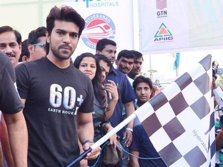 సైకిల్ ర్యాలీ: అత్తతో రామ్ చరణ్ సందడి (ఫోటోలు)