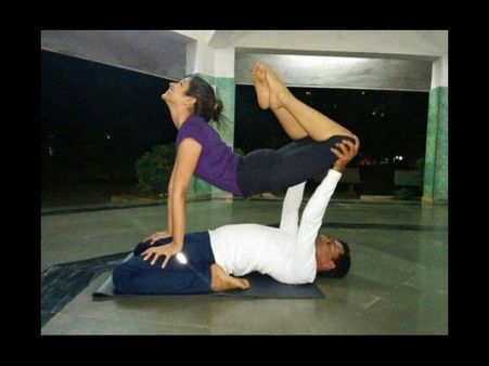 షాకింగ్ భంగిమల్లో సెక్సీ శద్ధాదాస్ యోగా (ఫోటోలు)