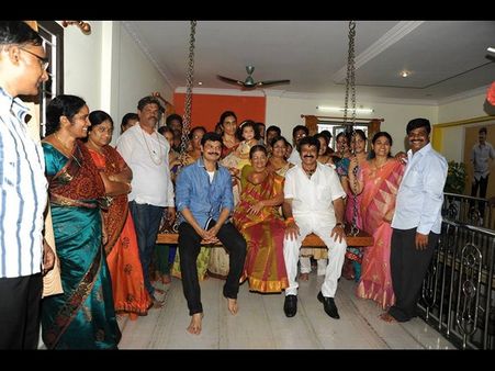 బోయపాటి ఇంట్లో, ఫ్యామిలీతో బాలకృష్ణ(ఫొటోలు)