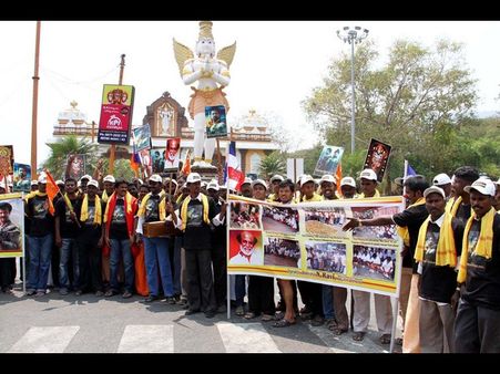 తిరుమలలో రజనీ ఫ్యాన్స్ అత్యుత్సాహం,వివాదం(ఫొటోలు)