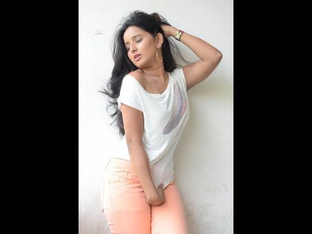 సంపూర్ణేష్‌ బాబుకు పోటీగా ఈవిడ సెక్సీ చేష్టలు (ఫోటోలు)