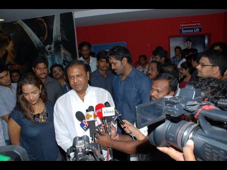 ప్రసాద్ ఐమాక్స్‌లో మంచు ఫ్యామిలీ హల్‌చల్ (ఫోటోలు)