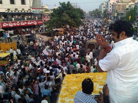 లెజెండ్ టూర్: బాలయ్య బస్సుకు ప్రమాదం! (ఫోటోలు)