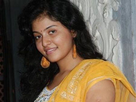 హాట్ టాపిక్: అంజలిని కంట్రోల్ చేస్తున్న నిర్మాత