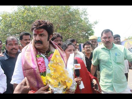 తెలంగాణలో ఏ సెంటరైనా ఓకే అంటూ బాలయ్య (ఫోటోలు)