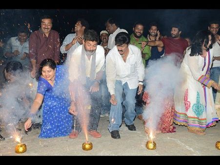 భయపడుతూనే! లెజెండ్ సంబరాల్లో బాలయ్య (ఫోటోలు)