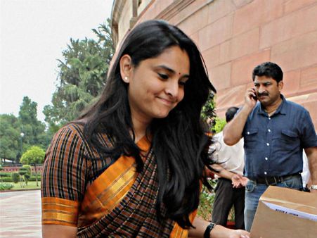 ఆ హీరోయిన్ కి నేనే తండ్రినంటూ కోర్టుకి