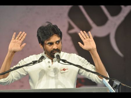 పవన్ నిర్ణయం తప్పు పడుతున్న ఫ్యాన్స్