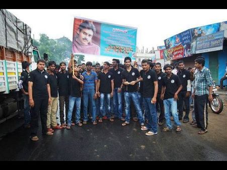 పవన్ నిర్ణయంతో కసితో రంగంలోకి ఫ్యాన్స్!(ఫోటోలు)