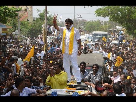 ఏదయినా బాలయ్య దిగనంత వరకే...(ఫోటోలు)