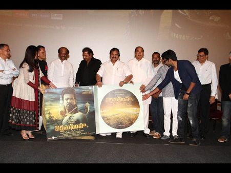 స్టేజిపై రజనీ,రాజమౌళి అదరకొట్టారు(ఫోటోలు)