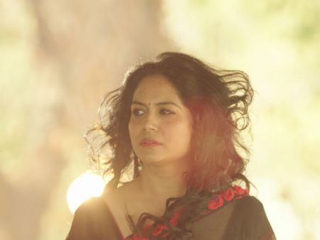 రంగంలోకి సింగర్ సునీత, హాట్ లుక్ (ఫోటోలు)