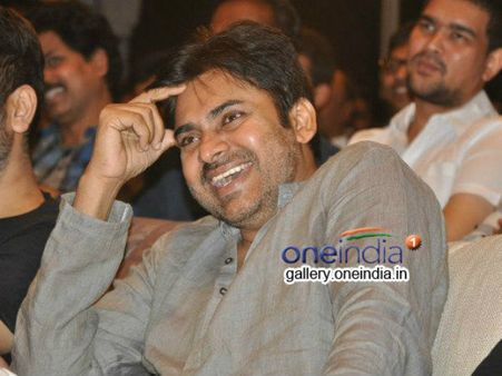 పవన్ కళ్యాణ్ కి రోజుకి ఇంతని తీసుకుంటున్నాడు