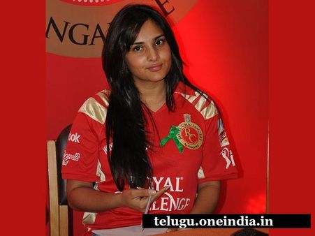 రమ్య రాజకీయంతో గ్లామర్ తగ్గింది, అందాల వేట షురూ (ఫోటోస్)