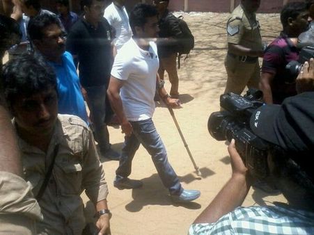 దెబ్బ తిన్న కాలుతోనే వచ్చి ఓటేసిన స్టార్ హీరో(ఫొటో)