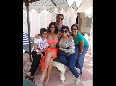 సినీ సెబ్రిటీస్ ఫోటోలు లీక్....చూస్తే షాకే! (పిక్చర్స్)