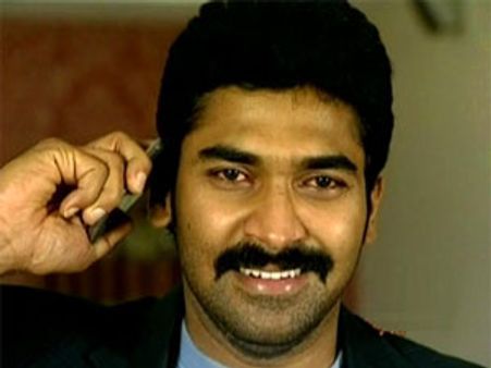 ‘మొగిలి రేకులు’ హీరో పేరుతో అమ్మాయిలను మోసం