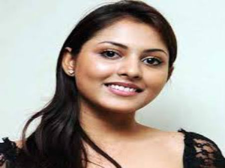 ఆ పనులేంటి: మధుషాలిని చేతి వేలుతో సెక్సీగా (వీడియో)