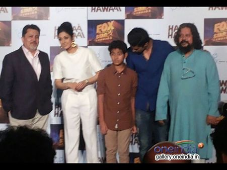 అతను ఎమోషనల్‌గా టచ్ చేస్తాడంటున్న శ్రీదేవి (ఫోటోలు)