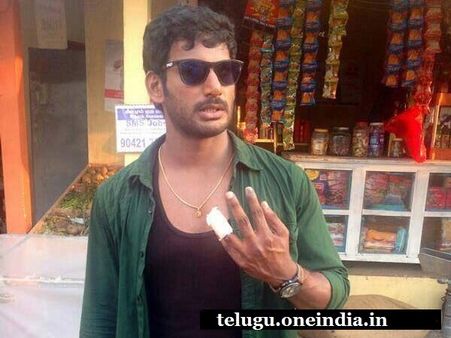 హీరో విశాల్‌కు గాయాలు, 22 కుట్లు (ఫోటో)