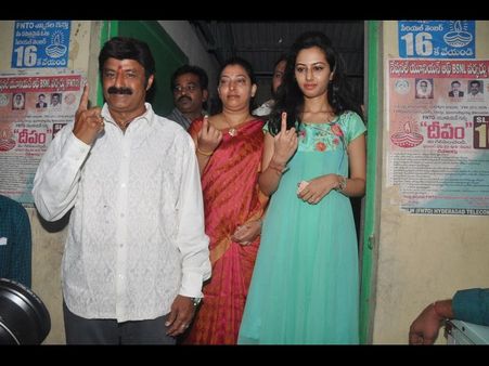 భార్య, కూతురుతో కలిసి బాలయ్య ఇలా (ఫోటోలు)