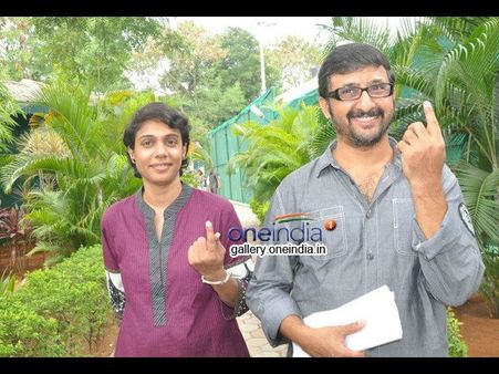 క్యూ రగడ : చిరును విలన్‌గా చిత్రీకరించారంటున్న తేజ!